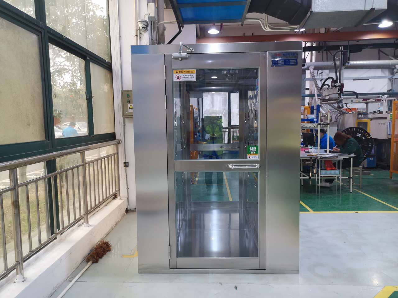 濟寧科力光電產業有限責任公司風淋室安裝現場